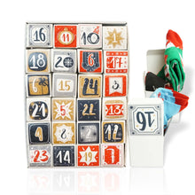 Laden Sie das Bild in den Galerie-Viewer, Adventskalender mit 24 Paar lustige Socken