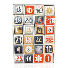 Laden Sie das Bild in den Galerie-Viewer, Adventskalender mit 12 Paar lustige Socken - 24 Einzelne Socken